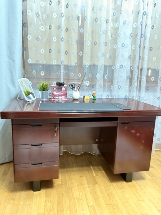 Стол письменый, в хорошем качестве