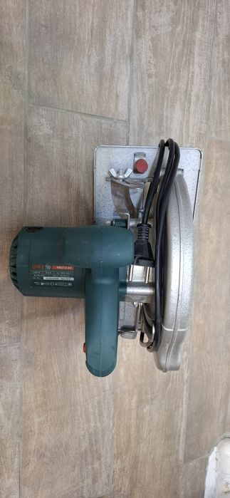 Продам циркулярную пилу DWT