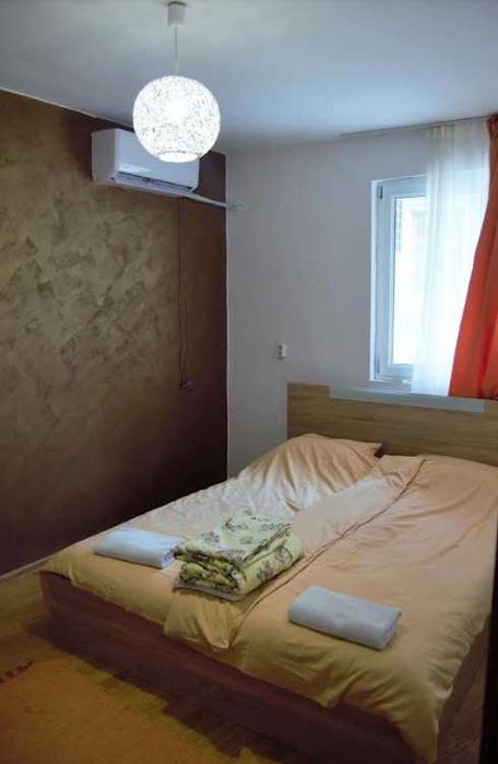 Дава се под наем Двустаен апартамент в Бургас, Център - 60 кв.м за 408 € - Снимка #2