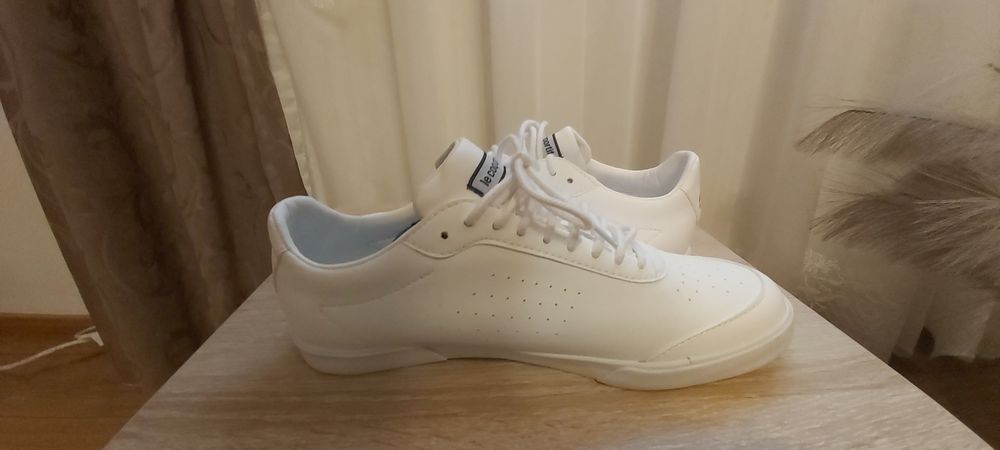 Vând pantofi sport damă, marimea 38, sunt noi, neputati.