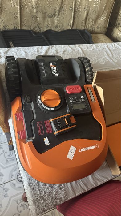 Robot tuns iarba