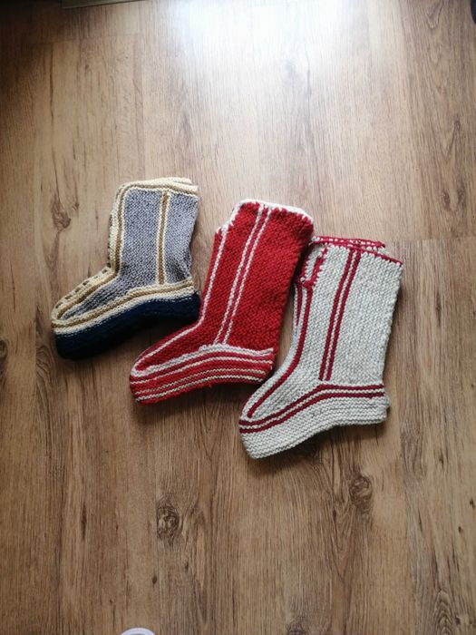 Дамски ръчно плетени чорапи и търлъци.