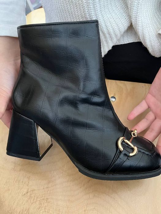 Пол сапоглар арзан бахада. Пекин производство.