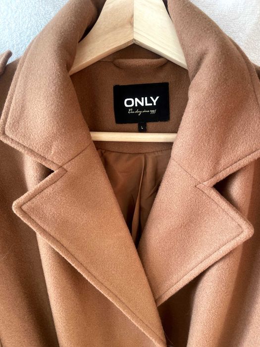 пальто классическое  новое  модного оттенка 46-48 размера