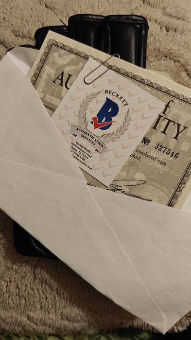 Перчатка UFC с Автографом Конора Макгрегора