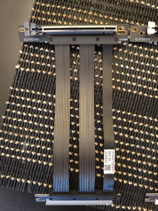Cablu Riser / GLOTRENDS / PCIe 5.0 / PCIe 4.0 / X16 / 20 cm