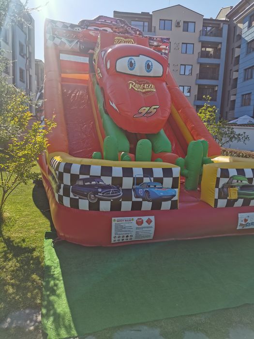 Под наем надуваема пързалка, надуваем замък, надуваем батут.