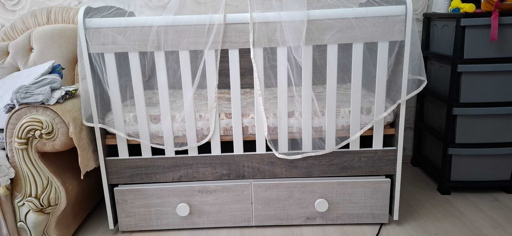 Люлееща се кошара легло с шкафчета