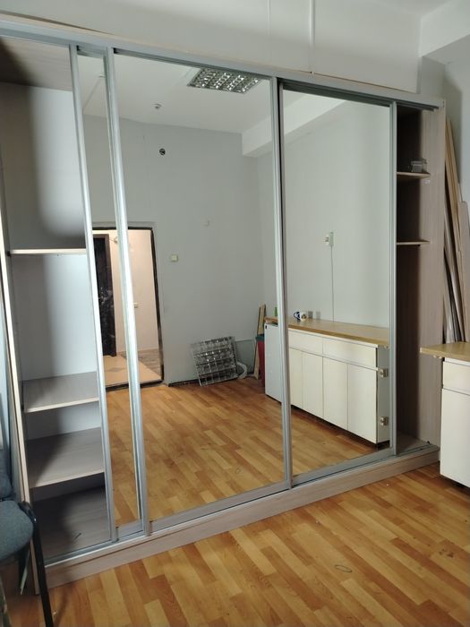 Шкаф встроенный с зеркалами