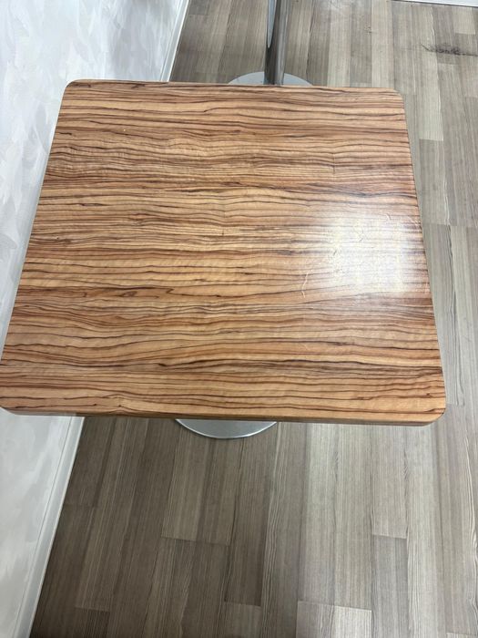 Стол и 2 стулья.