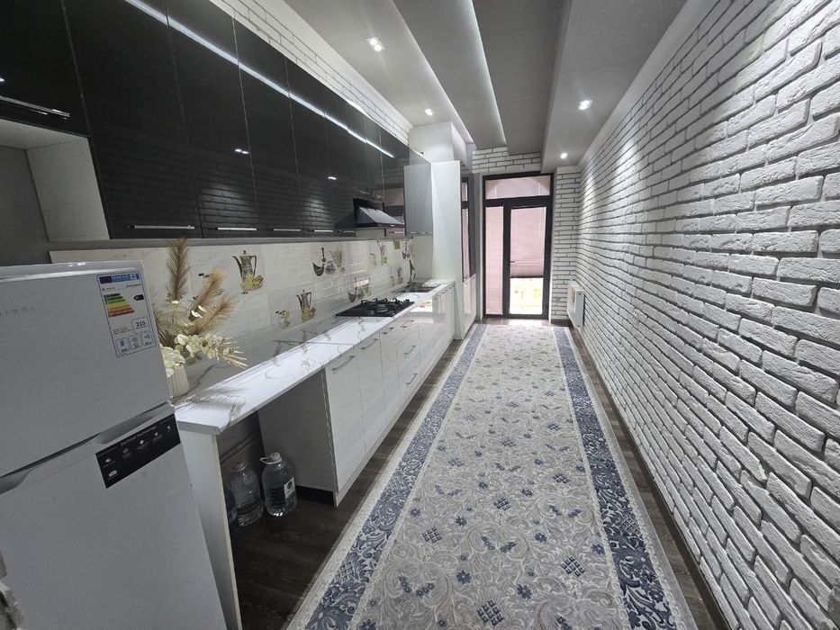 Ijaraga 2 xonalik luks uy beriladi fa siti 2 maktab oldida