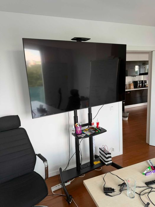 Pachet Premium: Smart TV 4K Samsung 70" (177 cm) + Stand Mobil Profesional pe Roți (Ideal Firme / Săli Ședințe / Home Cinema)
