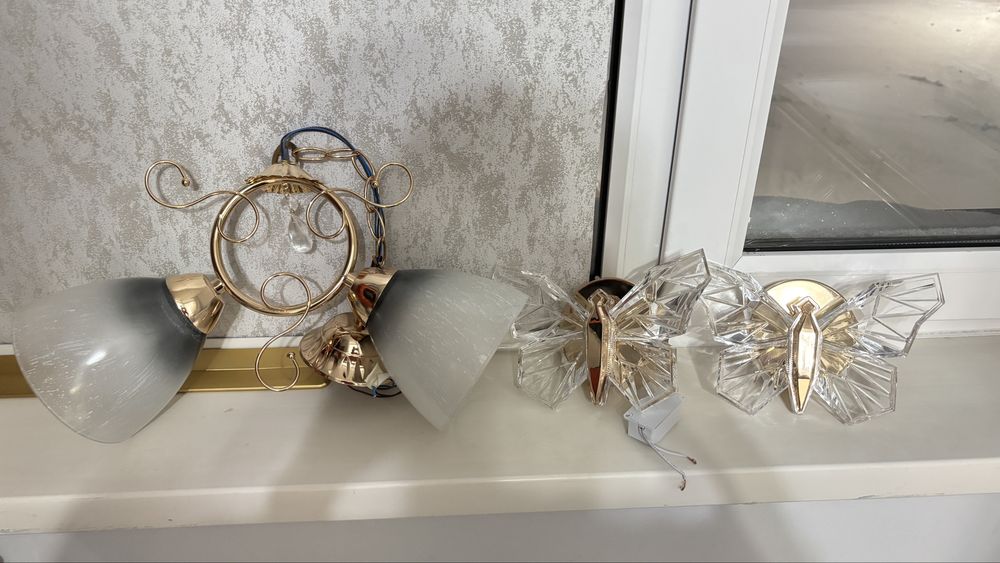 Люстра, два бра, дверные ручки