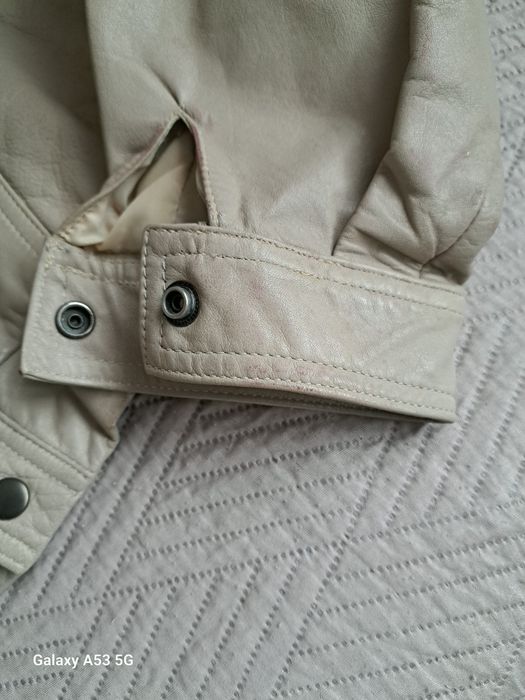 Geaca piele, marimea 46, are un mic defect la maneca, se vede in poza