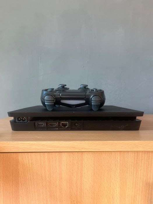 продам ps4 с подпиской пол года