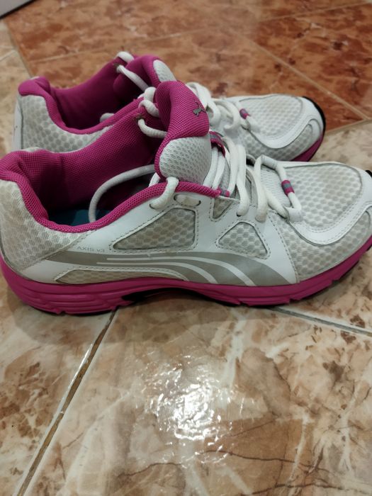 Дамски маратонки пума.