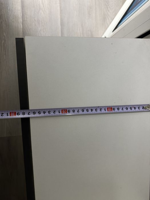 Витрина за стена с LED засветяване и шкаф с плътна врата