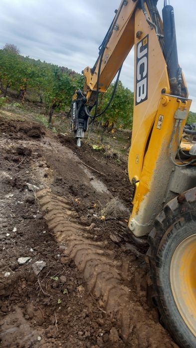 Închiriez buldoexcavator și autobasculanta