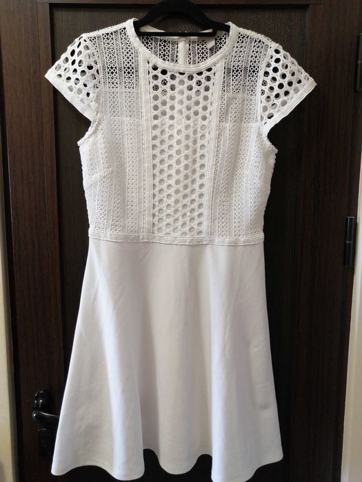 Продавам бяла рокля на H&M