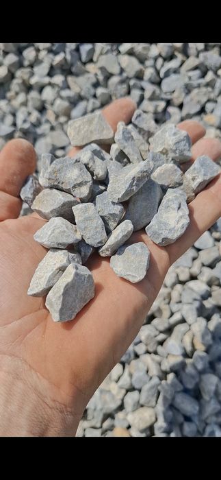Piatra gri decorativa nisip pietris hamuca pamant negru gradina compost piatra sparta concasata balast refuz ciur moloz