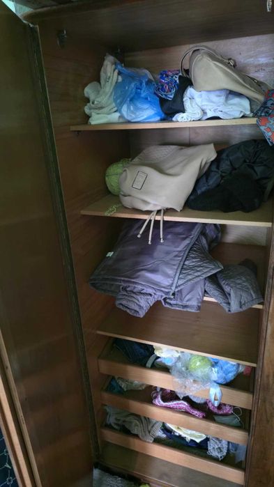 Стар, запазен и масивен гардероб