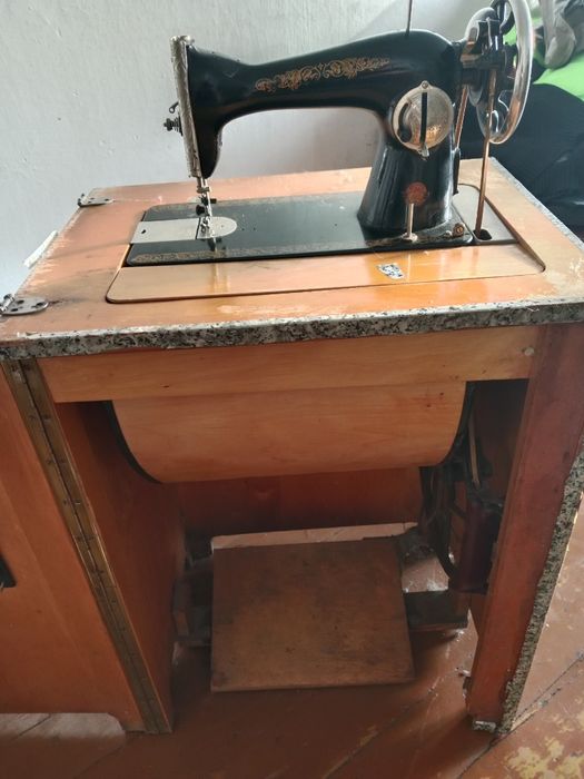 Машинка швейная ножная