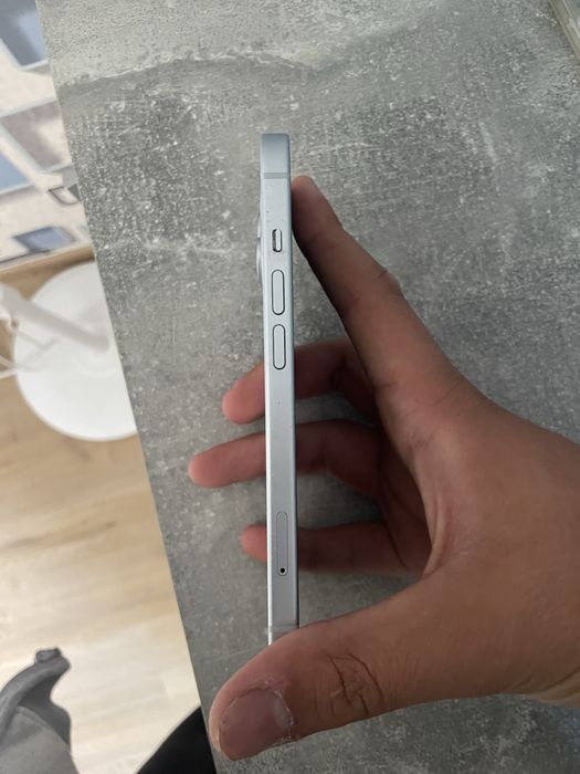 Vand iphone 15 128 gb stare baterie 77%