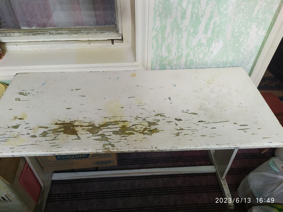 Школьная деревянная парта времен СССР