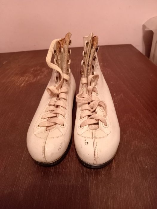 Продам ботинки для коньков