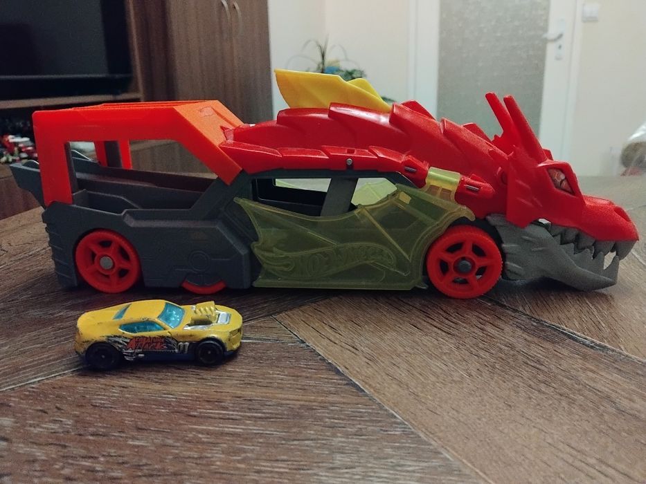Hot Wheels писти и автовози