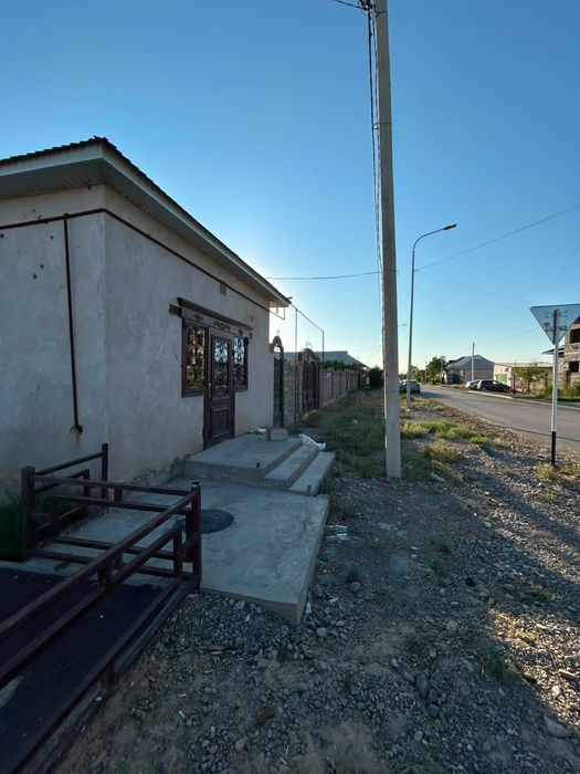 Коммунизмде үй сатылады.