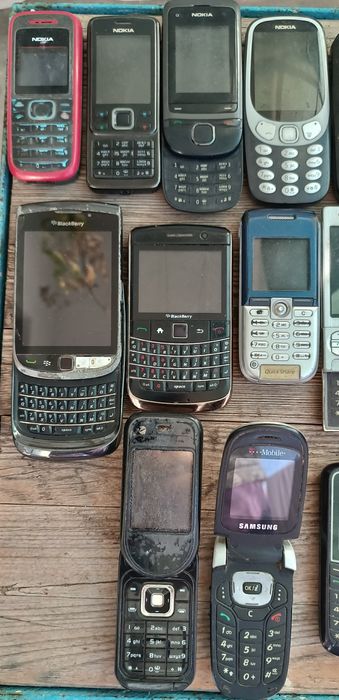 Ретро телефони  с копчета и тъч скрийн