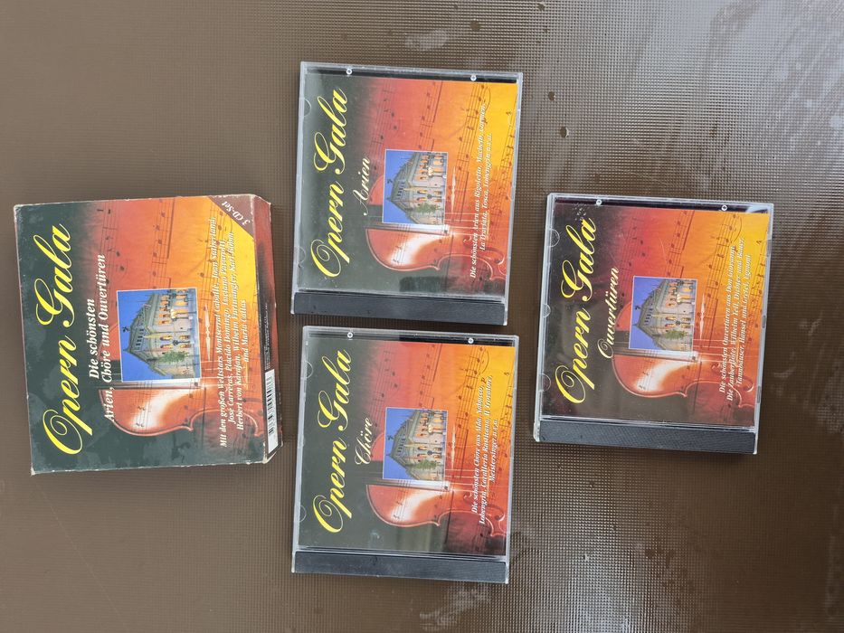 Vand Lot 20 CD cu muzică clasică mixta 

- Tot lotul de 24 CD cu muzic