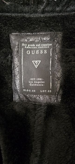 Дамско оригинално яке със пухена яка.  GUESS.