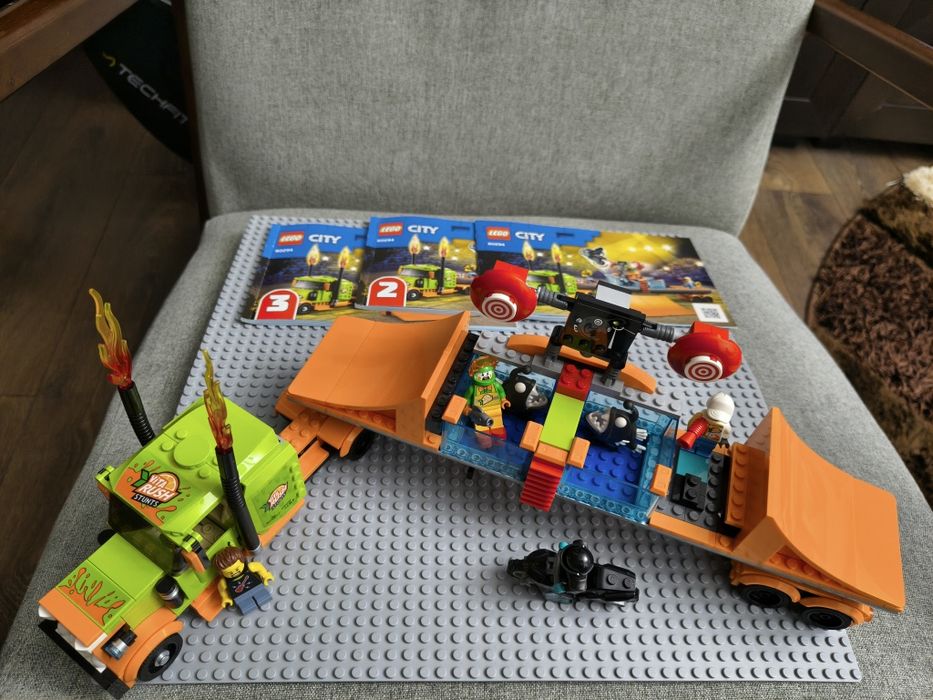 LEGO City Stuntz - Camion de cascadorii 60294, 420 piese 6+