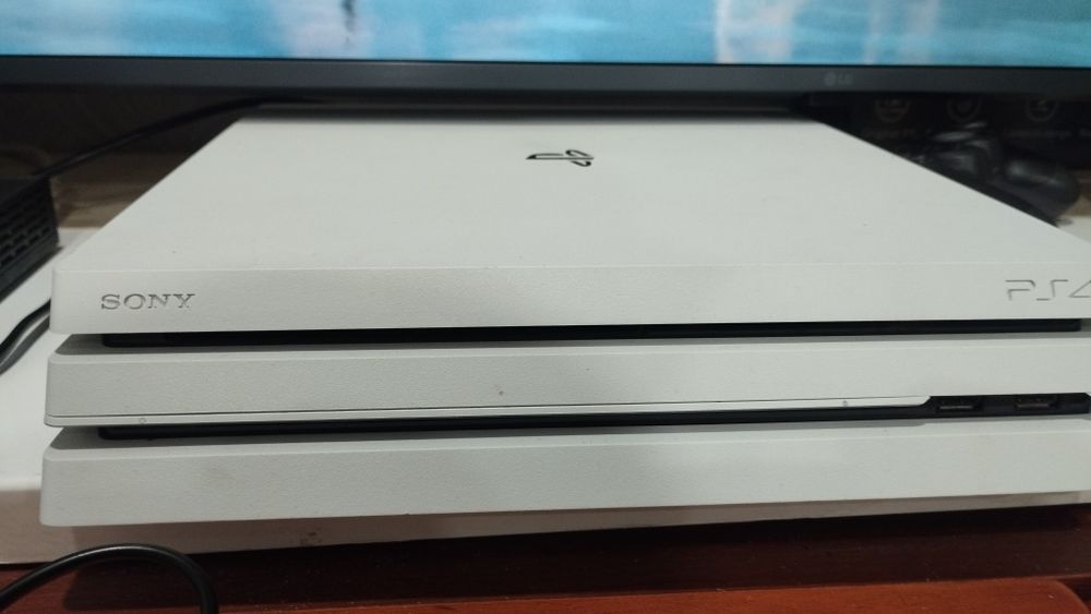 Продам play station 4 pro