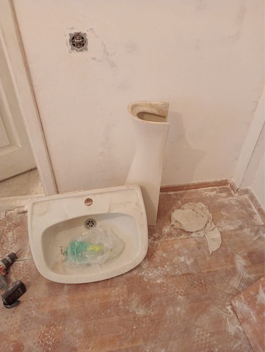 Продаю дверь , телевизор , унитаз , раковина