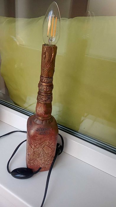 лампа с колаж от вестник Народно дело