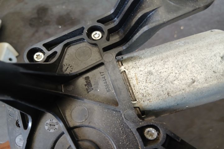 Motoras stergator luneta 53027312 53027312 Opel Corsa D