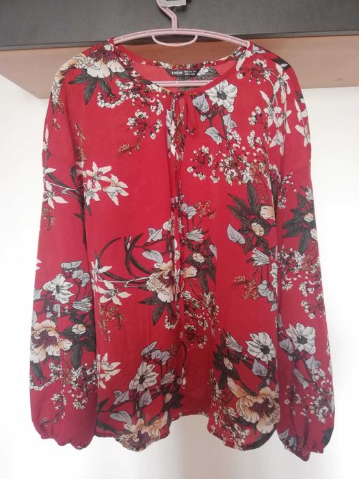 Bluza rosie, cu motive florale