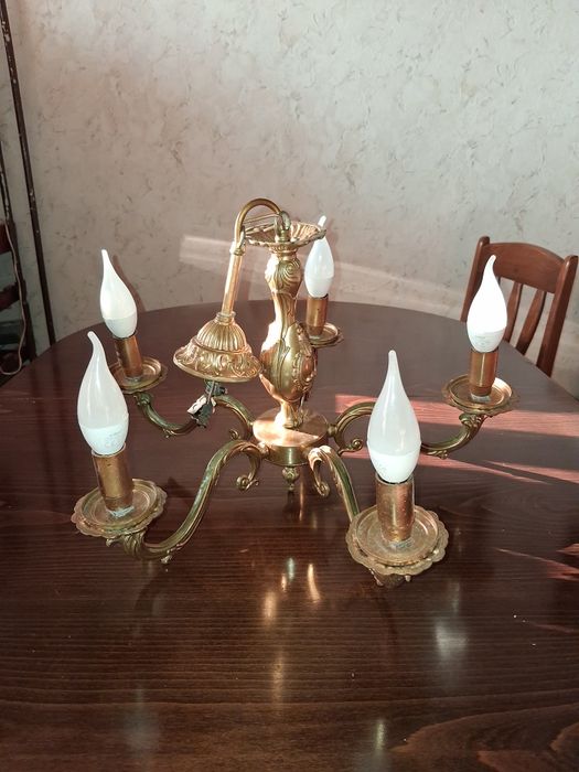 Бароков масивен месингов полилей за ценители.