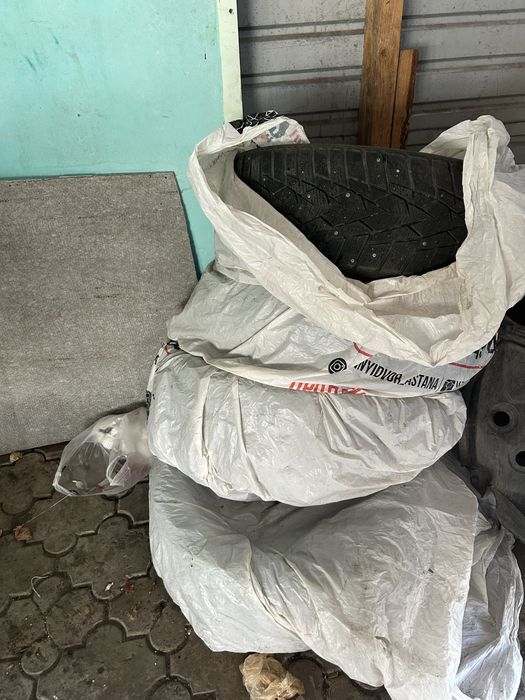 Продам зимние шины 215/ 55 /17