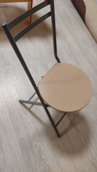 Металлический стул раскладной.