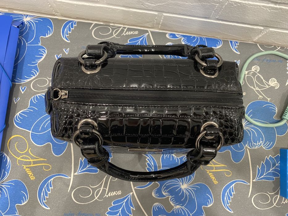 Лаковая сумочка