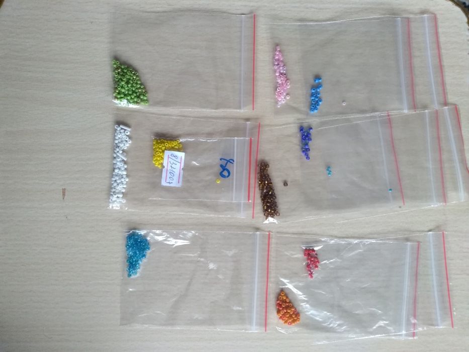Продам бисер разный.