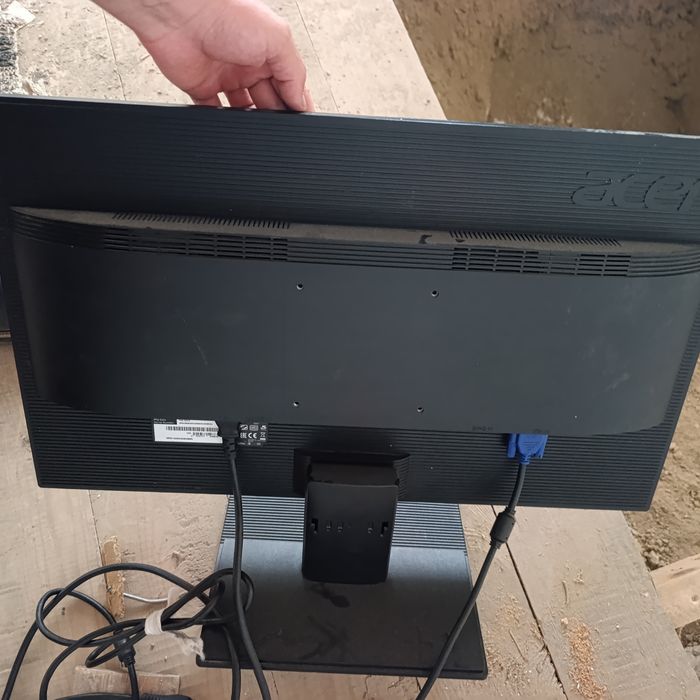 ACER 24 dyumli monitor, holati yaxshi, ishlab turgan kabellari bilan