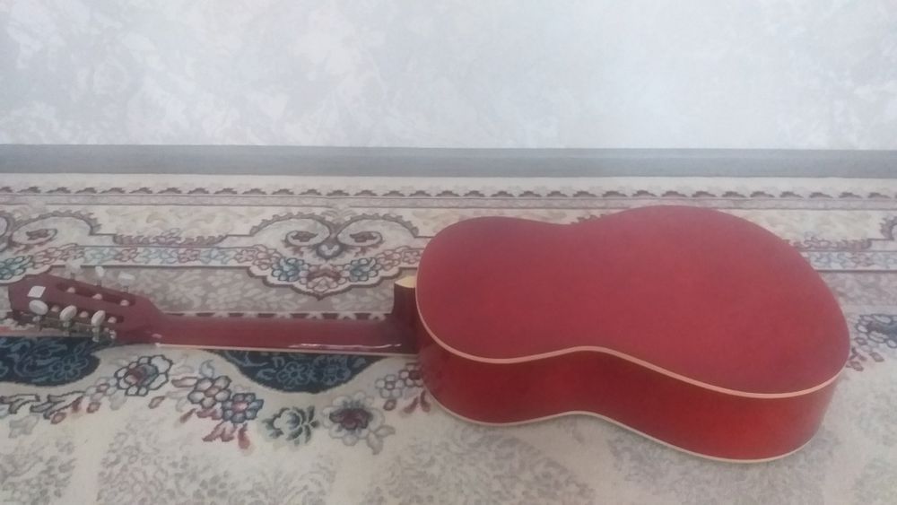 Klassik gitara sotiladi