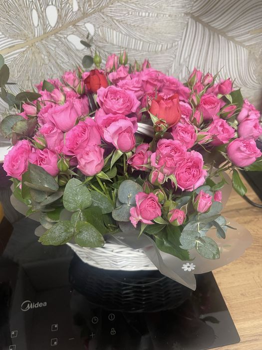 Срочно продам свежую корзину кустовых роз