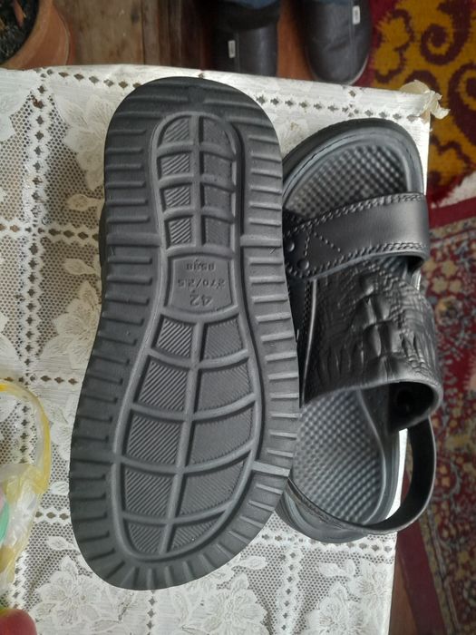 Vând 1perechi de papuci pentru bărbați25 lei perechea