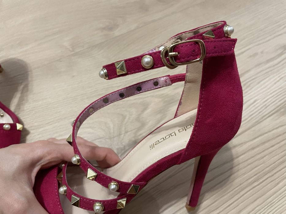 Цикламени сандали на ток